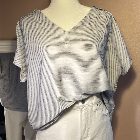 Jones New York Tops - Jones New York XL Ribbed Stripe V-Neck Top | Button Shoulder Detail